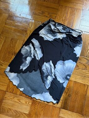90s/Y2K Vintage Bebe B&W Large Flower Print Wrap Skirt Lettuce Trim Made in USA